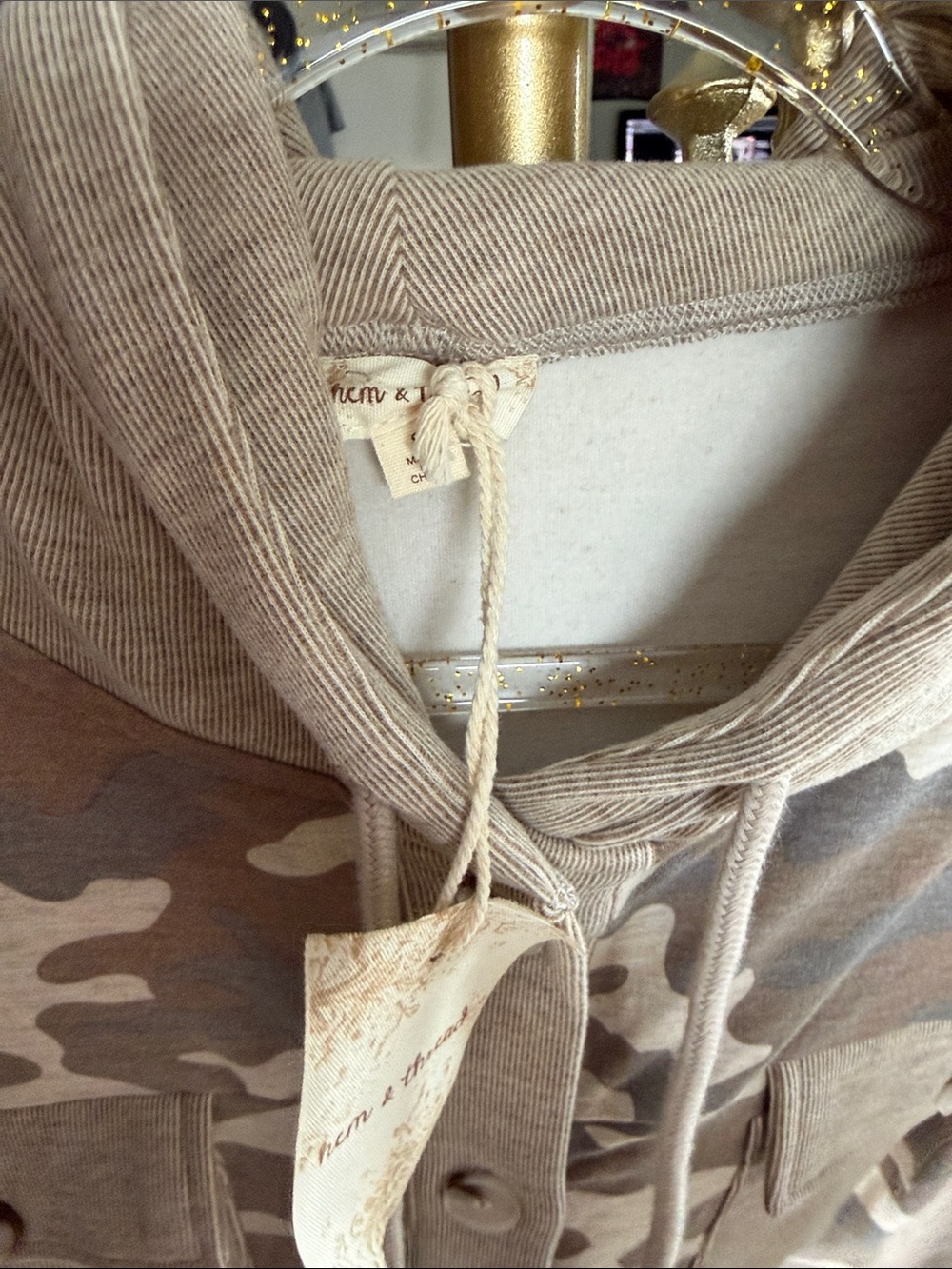 Nwt Hem & Thread Women’s Beige Camo Hooded Top Button Down Small - Picture 3 of 5